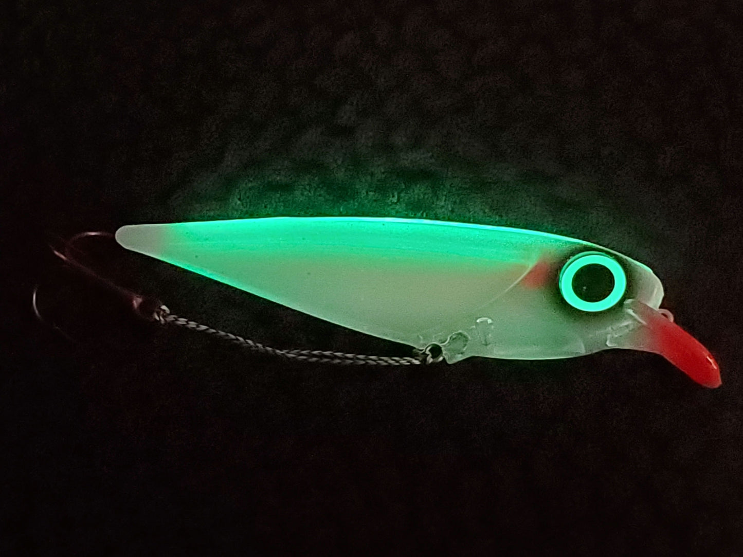 FlatFin Minnow 'Flying Pearl' - salmon trolling lure glowing in the dark with body lit-up from glow spine and eye and a bright red lip