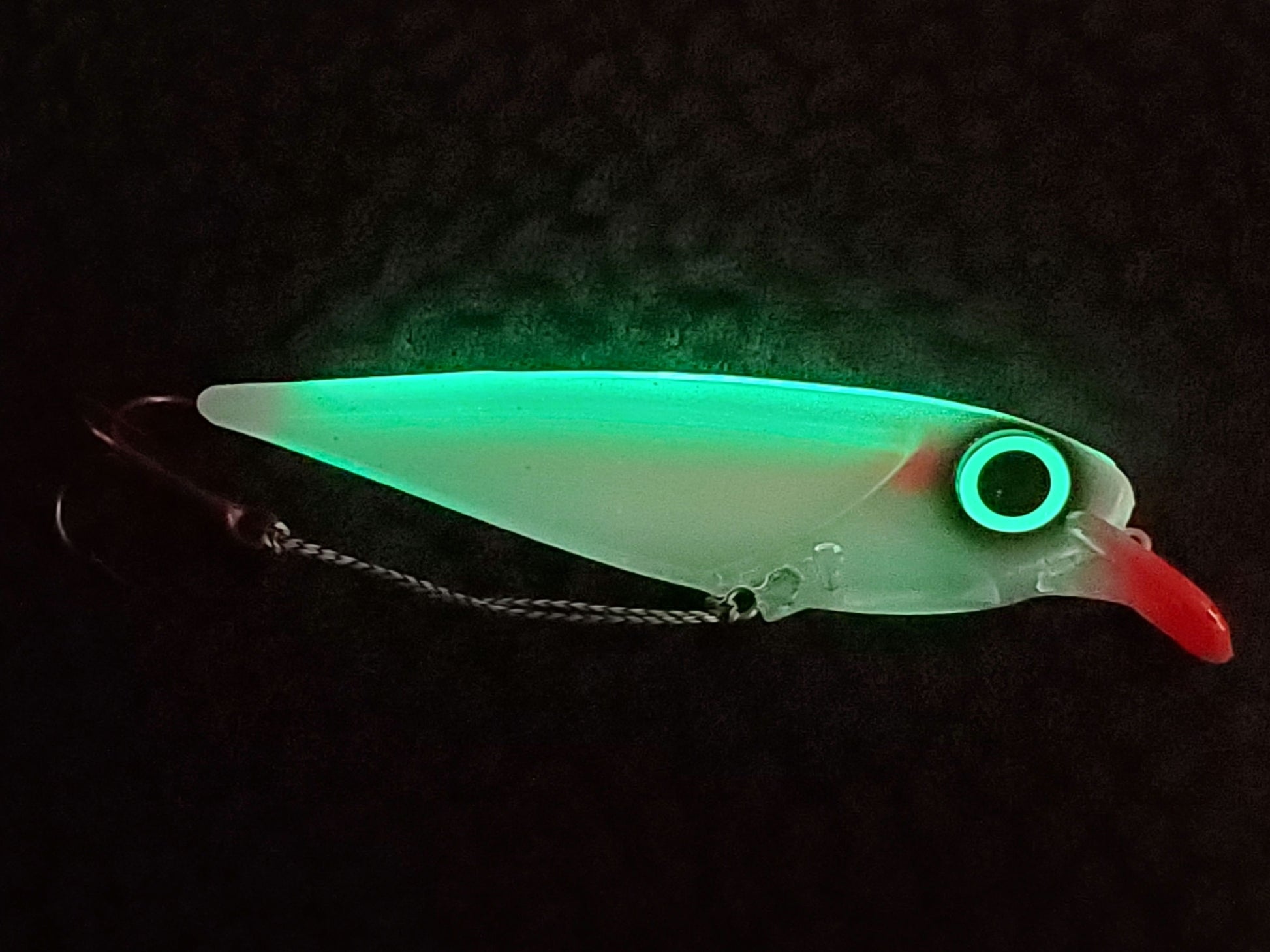 FlatFin Minnow 'Flying Pearl' - salmon trolling lure glowing in the dark with body lit-up from glow spine and eye and a bright red lip